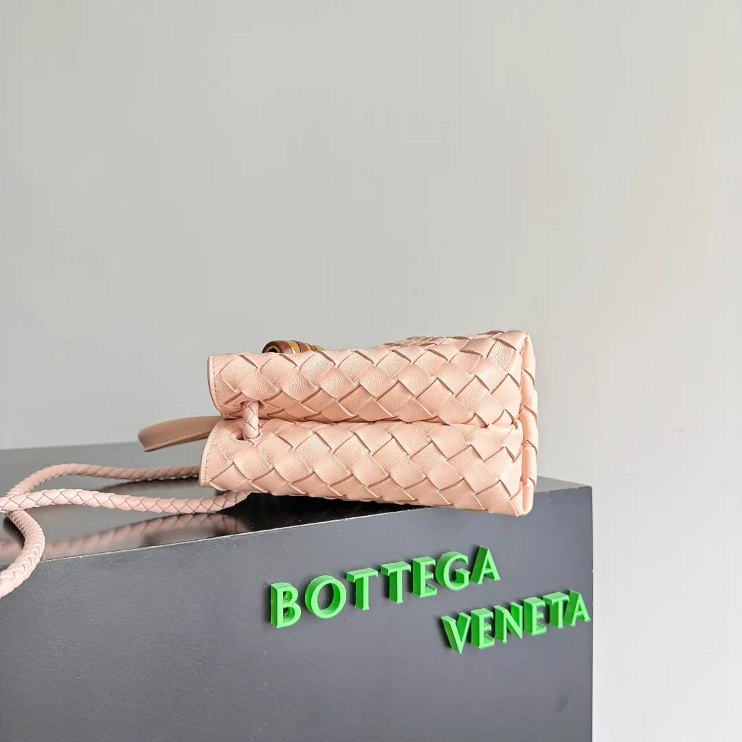 The new Andiamo batch of 3060 BV is shipped‼ ️The classic intercciato weaving process is used to create a soft bag, the metal knot is made of micro-cast aluminum using jewelry technology🪢, and the decorative beads are made of metal and hand-polished oak, allowing you to jump repeatedly between elegance and fun💃, making it unpredictable. Classic and versatile, it shows off your temperament, and the bag has a large capacity, making it very convenient for daily commuting! It has a variety of carrying methods, the shoulder straps can be adjusted by yourself, the original lambskin feels soft and delicate, and the unisex style breaks gender boundaries and brings a more practical and long-lasting use experience. The Andiamo, which has both elegant and casual styles, perfectly interprets the "fashionable old money style". Style number: 743568+wood hardware Color: Lotus root powder Size: 25*22*10.5cm